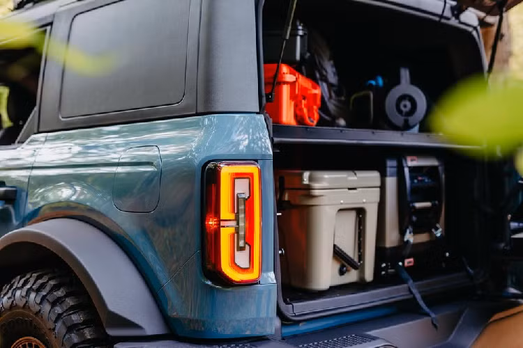 Ford hứa hẹn rằng các trang bị có trên Bronco Overland Concept đều sẽ được cung cấp từ nhà máy chính hãng. Ford sẽ không bán một bản Bronco với tất cả những trang bị trên, nhưng công ty hứa hẹn rằng sẽ cung cấp hàng trăm loại phụ kiện do nhà máy chính hãng sản xuất, vậy nên bạn có thể tự do tạo nên một chiếc SUV Ford cắm trại theo ý mình.