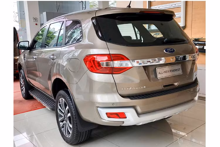Việc các đại lý giảm giá mạnh cho một dòng xe cũ để nhanh chóng xả hàng là tin vui đối với những khách hàng có nhu cầu mua xe mới, tuy vậy các chủ sở hữu xe cũ ít nhiều sẽ thất vọng vì xe mất giá nhanh, bởi lẽ giá trị của xe cũ trên thị trường thường phụ thuộc nhiều vào giá xe mới.