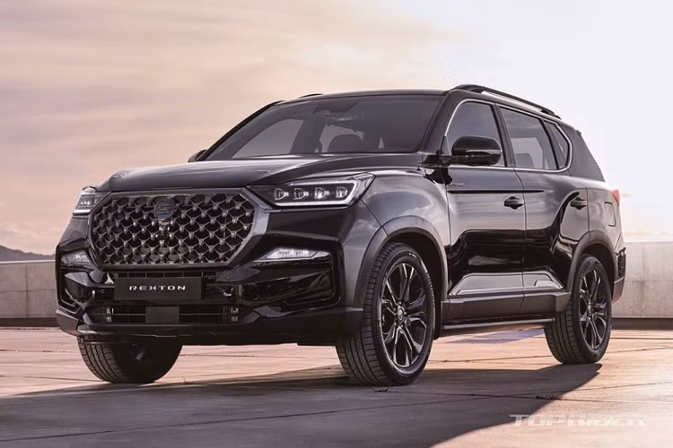 Cách đây vài ngày, hãng SsangYong đã tung ra những hình ảnh teaser mới của dòng SUV cỡ trung Rexton 2021. Đến nay, những hình ảnh nội - ngoại thất chính thức của SsangYong Rexton 2021 đã được tung ra. Tương tự phiên bản cũ, SsangYong Rexton 2021 mới vẫn dùng chung cấu trúc khung gầm sát-xi rời với mẫu xe bán tải Musso. Xe sở hữu chiều dài 4.720 mm, rộng 1.870 mm, cao 1.820 mm và chiều dài cơ sở 2.820 mm.