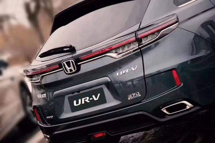 Thiết kế bên sườn của Honda UR-V 2020 gần như không thay đổi, vẫn có nóc dốc về phía sau như xe coupe. Ở bản cao cấp, xe sẽ sử dụng bộ vành hợp kim 19 inch với thiết kế chấu mới. Đằng sau, mẫu SUV lai Coupe này không có nhiều điểm mới như đầu xe. Tại đây, chúng ta sẽ thấy sự thay đổi lớn nhất là tạo hình mới bên trong cụm đèn hậu.