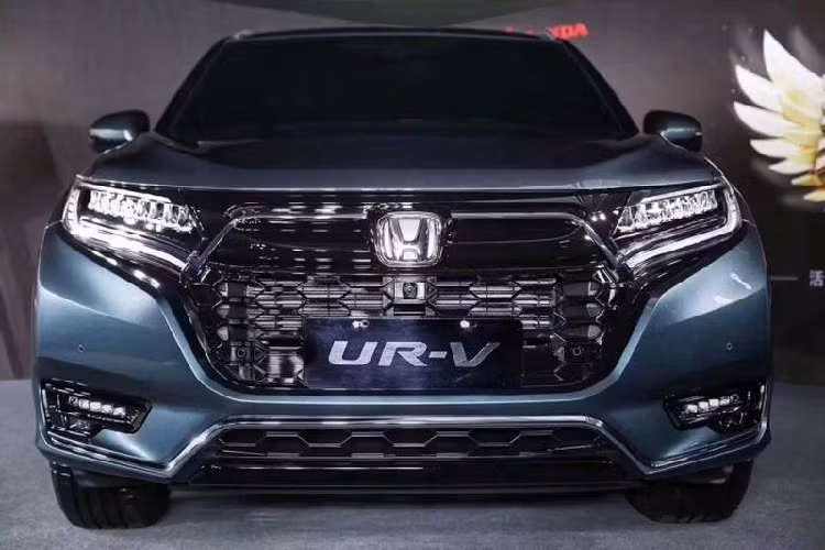 Mẫu xe SUV lai Coupe Honda UR-V 2020 được trang bị lưới tản nhiệt hình chữ U cỡ lớn trên đầu xe. Lưới tản nhiệt này được sơn màu đen và nối liền với cụm đèn pha LED thanh mảnh hai bên. Tùy vào bản trang bị, Honda UR-V 2020 sẽ được trang bị đèn pha LED toàn phần và đèn sương mù LED hoặc đèn pha cộng đèn sương mù Halogen. 