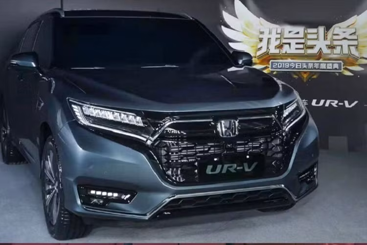 So với phiên bản cũ, Honda UR-V 2020 chỉ được nâng cấp nhẹ ở thiết kế đầu xe và đuôi xe. Về kích thước, xe vẫn sở hữu chiều dài 4.856 mm, rộng 1.942 mm, cao 1.670 mm và chiều dài cơ sở 2.820 mm. So với Honda CR-V tại Trung Quốc vốn có chiều dài 4.816 mm, rộng 1.942 mm, cao 1.669 mm và chiều dài cơ sở 2.820 mm, UR-V 2020 lớn hơn một chút.