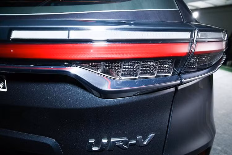Ngoài ra, dưới cụm đèn hậu còn có thanh mạ crôm mới, kéo dài đến logo của hãng Honda ở giữa cửa cốp sau. Ngay cả ốp màu đen trên cản sau cũng là một chi tiết mới được bổ sung cho Honda UR-V 2020.