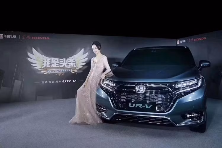 Honda UR-V là mẫu SUV lai Coupe hoàn toàn mới đã lần đầu tiên trình làng tại thị trường Trung Quốc vào hồi tháng 3/2017. Được định vị cao hơn Honda CR-V, UR-V là sản phẩm do liên doanh Dongfeng - Honda phát triển. Sau gần 3 năm, hãng xe Nhật Bản đã quyết định tung ra phiên bản nâng cấp Honda UR-V 2020 mới tại thị trường tỷ dân này.