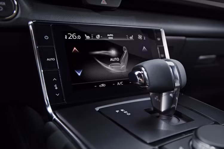 Cung cấp sức mạnh cho Mazda MX-30 là một động cơ điện sản sinh công suất 141 mã lực và mô-men xoắn 264 Nm. Đi kèm bộ pin 35,5 kWh, chiếc SUV này có thể di chuyển quãng đường 200 km với một lần sạc đầy. Với hệ thống sạc nhanh, người dùng có thể sạc 80% dung lượng pin trong thời gian 30 phút. Giá xe Mazda MX-30 khởi điểm gần 40.000 USD (khoảng 927 triệu đồng) tại Anh quốc.