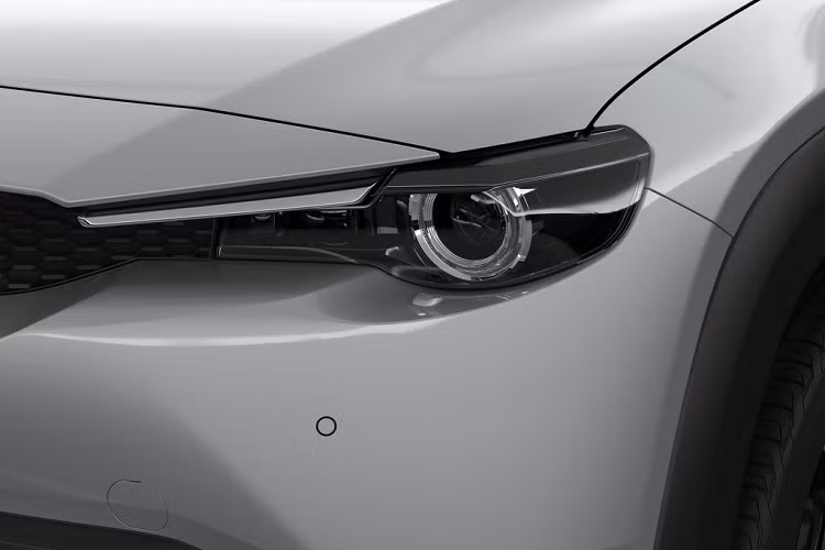 Ở phía trước, Mazda MX-30 có lưới tản nhiệt nhỏ dù phần động cơ điện bên trong chẳng cần làm mát. Hốc gió trên cản trước được chia đôi bằng một thanh nằm dọc. Nằm hai bên lưới tản nhiệt là cụm đèn pha LED và cụm đèn sương mù thanh mảnh đặt ở 2 góc cản va trước.