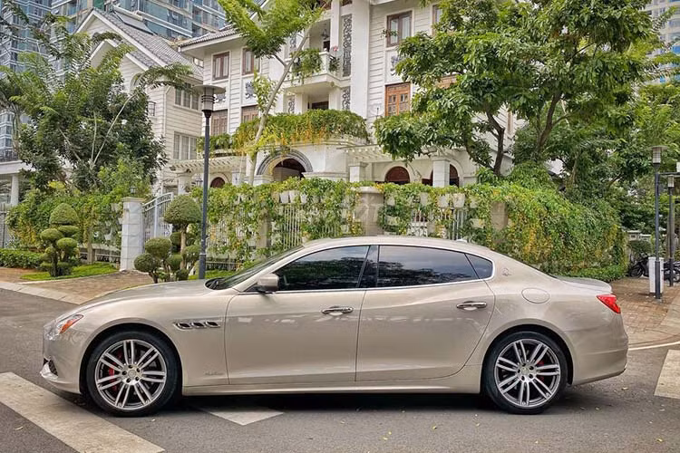 Theo chia sẻ từ người đăng bán trên sàn xe cũ, đây là chiếc Maserati Quattroporte đời 2016, được đăng kí lần đầu tiên vào năm 2018. Tại Việt Nam, Maserati Quattroporte được phân phối với 2 phiên bản.