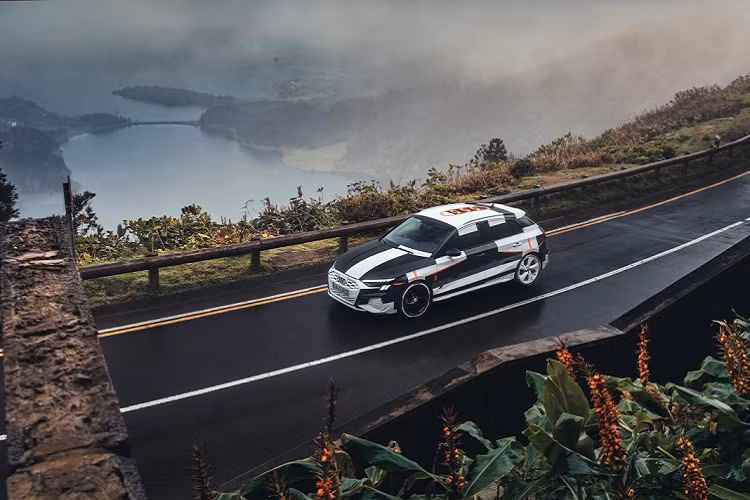 Người lái xe có thể chọn giữa ba cài đặt ESC: ESC On (máy tính sẽ can thiệp đầy đủ), Sport (cho phép đuôi xe trượt theo một cách an toàn, được kiểm soát) và ESC Off (cho phép trượt bánh xe không giới hạn).