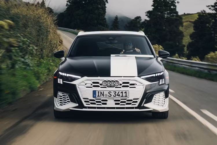 Trên phiên bản hiệu năng cao hơn của mẫu xe sang Audi A3 mới cũng sẽ được trang bị hệ thống lái cơ điện cung cấp các tỷ số truyền khác nhau tùy thuộc vào góc lái. Ngoài ra, Audi A3 2020 cũng sẽ cung cấp hệ thống treo mới với bộ giảm chấn thích ứng cung cấp ba cài đặt khác nhau: Comfort , Auto và Dynamic.