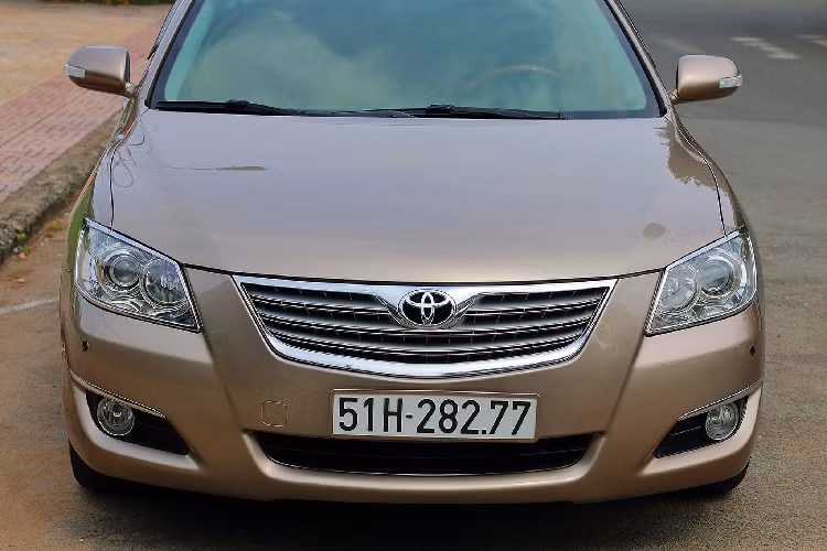 Ở thời điểm khoảng 10 năm trước, trong giai đoạn năm 2006 – 2011, thật khó có dòng xe phân phối chính hãng nào có thể vượt mặt được Camry về trang bị tiện nghi. Ở giai đoạn đó, Camry là sự lựa chọn hàng đầu đối với số đông người mua sedan, trong đó phiên bản Toyota Camry 3.5Q đời 2007 này đã thu hút không nhỏ một khách hàng có điều kiện kinh tế khá giả. Thậm chí, nó từng là thước đo của sự thành đạt tại Việt Nam.