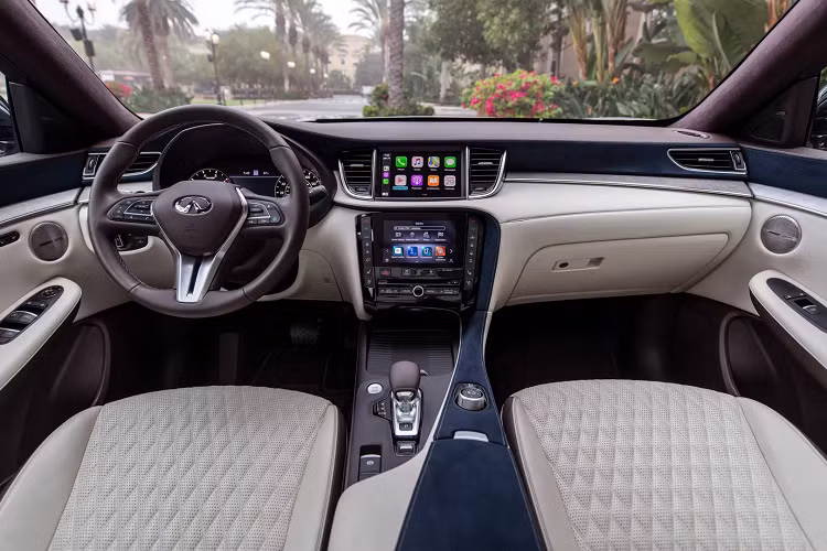 Về ngoại hình, Infiniti QX50 2021 không khác biệt với thế hệ trước. Vốn dĩ thế hệ này, hãng xe con của Nissan chỉ đánh vào trang bị là chính để hút khách hơn khi mức giá của xe có phần tăng mạnh so với năm trước.