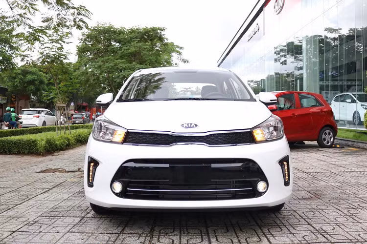 Với giá bán cho 4 phiên bản từ 369 – 469 triệu đồng, giá bán của Kia Soluto đang nằm trong tầm giá của xe hạng A. Mức giá dễ tiếp cận này của Soluto hấp dẫn đối tượng khách hàng mua xe để chạy dịch vụ, hay các doanh nghiệp kinh doanh vận tải đặt mua xe số lượng lớn.