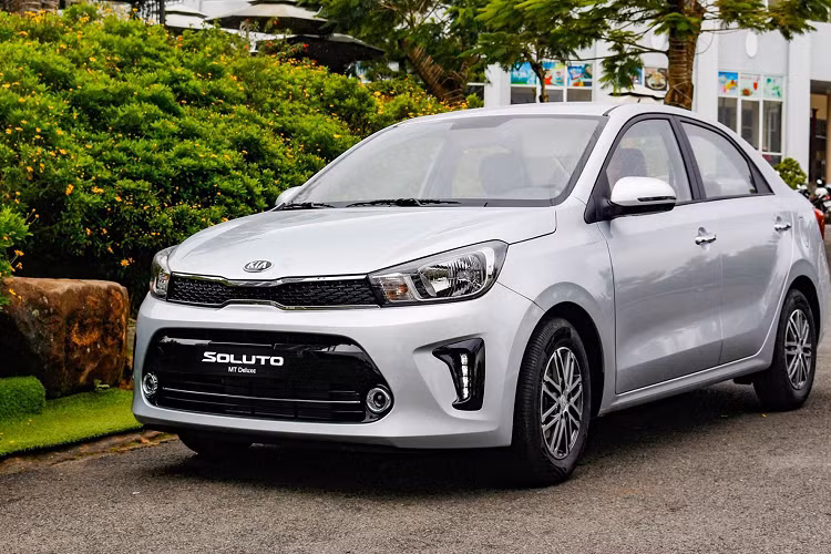 Giá xe Kia Soluto mới cho 4 phiên bản lần lượt là: Soluto AT Luxury: 469 triệu đồng (giảm 30 triệu); Soluto AT Deluxe: 429 triệu đồng (giảm 26 triệu); Soluto MT Deluxe: 399 triệu đồng (giảm 26 triệu); Soluto MT: 369 triệu đồng (giảm 30 triệu)