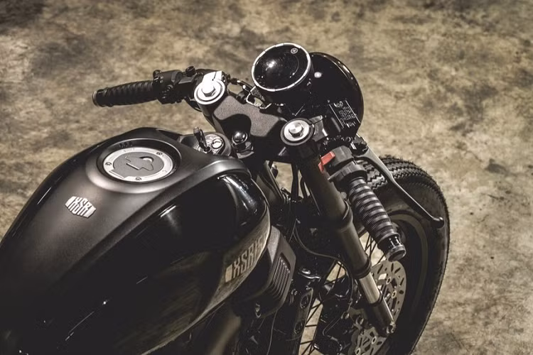 Yên xe nguyên bản kiểu bánh mì chuyển sang loại yên solo đặc trưng của xe Cafe Racer. 