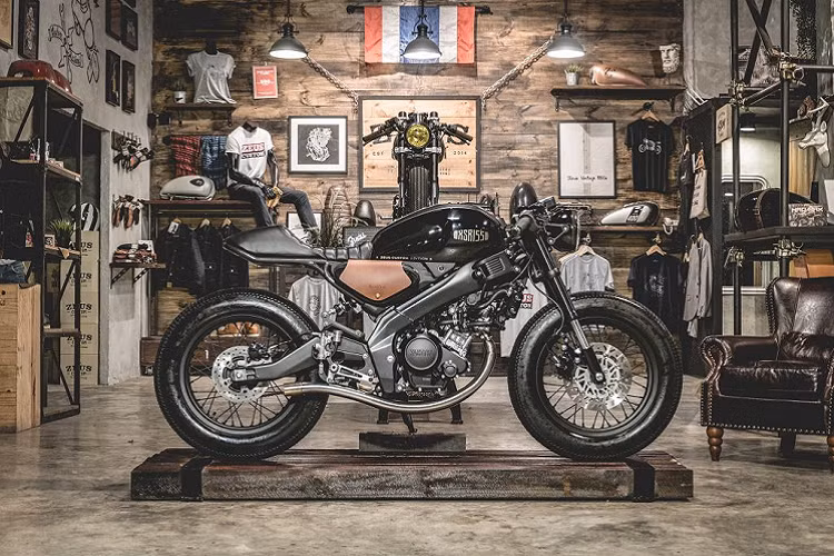 Mẫu xe Yamaha XRS 155 sở hữu phong cách hoài cổ, kiểu dáng Scrambler mới đây đã biến hóa thành một chiếc Cafe Racer độc đáo qua sự nâng cấp của xưởng độ Zeus Custom tại Thái Lan. 