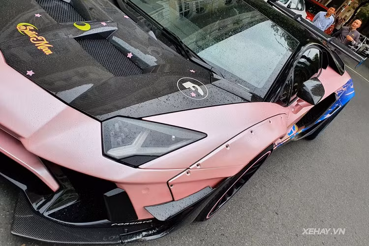 Xét về phong cách ngoại thất, Lamborghini Aventador Edition 50 mới trông dữ dằn và hầm hố hơn hẳn nhờ được bổ sung rất nhiều chi tiết làm từ sợi carbon, không chỉ tăng thêm tính thẩm mỹ, điều này còn giúp siêu xe thể thao giảm được một chút cân nặng.