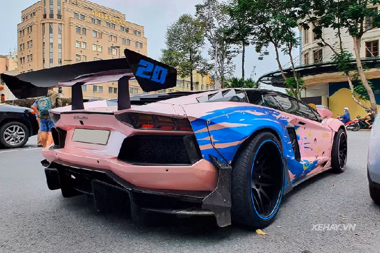 Hiện nay, siêu phẩm Lamborghini Aventador độ Liberty Walk Edition 50 duy nhất tại Việt Nam đang thuộc về một đại gia nổi tiếng ở Đà Lạt.