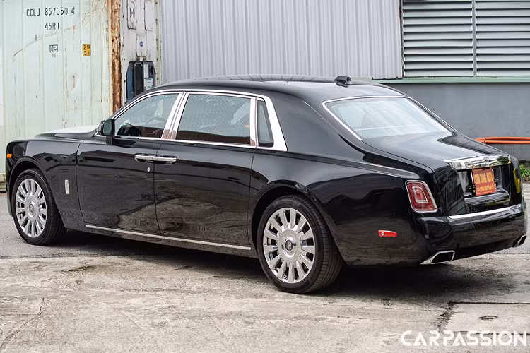 Tại Việt Nam, đa phần những chiếc xe siêu sang Rolls-Royce Phantom đều thuộc thế hệ thứ 7 với hai dòng Series I và Series II. Tính đến thời điểm hiện tại mới chỉ có khoảng 5 chiếc Rolls-Royce Phantom VIII được đưa về Việt Nam, trong đó có tới 4 chiếc thuộc phiên bản trục cơ sở dài Extended Wheelbase. Đây chính là chiếc Phantom VIII vừa được đưa về Việt Nam cách đây không lâu với phối màu ngoại thất có phần giản đơn, quen thuộc với tông màu đen bóng đầy sang trọng cùng nắp capo màu bạc.