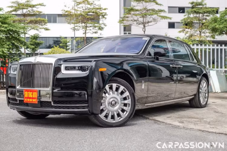 Xe siêu sang Rolls-Royce Phantom VIII mới được ra mắt vào năm 2017 nhằm viết tiếp những thành công mà dòng xe này đã đạt được trong hàng chục năm vừa qua. Đồng thời, sự ra đời của Phantom VIII cũng có ý nghĩa rất lớn khi đây chính là một trong những mẫu xe đầu tiên không còn sử dụng khung gầm của BMW, thay vào đó chính là khung gầm nhôm được thương hiệu phát triển với tên gọi Architecture of Luxury, giúp xe nhẹ hơn 130 kg và cứng hơn 30% so với thế hệ cũ.