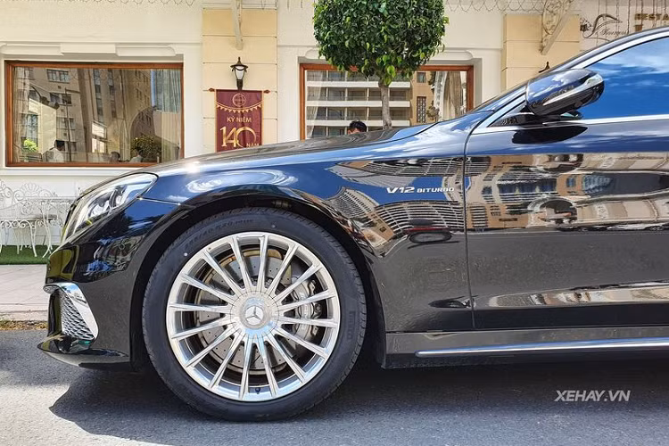 S65 AMG còn sở hữu bộ mâm đa chấu 20 inch được làm hoàn toàn từ hợp kim nhôm, kết hợp với hệ thống phanh đĩa hiệu suất cao AMG có cùm phanh sơn bạc. Đặt ngoại hình sang một bên, hệ truyền động mới là điểm nổi bật nhất của Mercedes-AMG S65, giúp chiếc xe "không có đối thủ cùng phân khúc", vì tính ra BMW 760Li hay Audi S8 cách đây vài năm chỉ có sức mạnh ngang hàng với Mercedes-AMG S63.