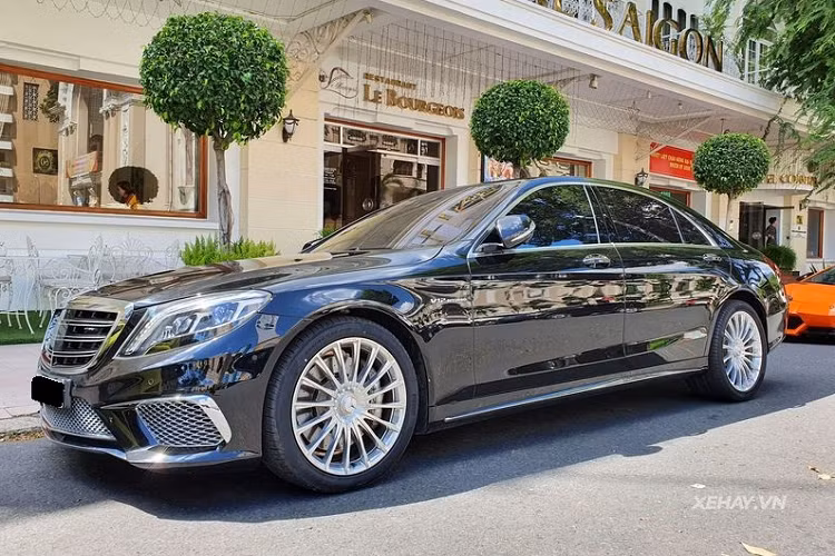 Giá xe Mercedes-AMG S65 chính hãng được giới thiệu tới khách hàng vào tháng 2/2016 từ 12,799 tỷ đồng, xe được nhập khẩu và phân phối chính hãng từ Mercedes-Benz Việt Nam.