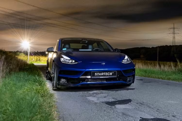 Kết quả, kiểu dáng của chiếc sedan hạng sang Tesla điện nhỏ gọn trở nên sắc nét hơn và nội thất xe cũng thể thao hơn đáng kể.