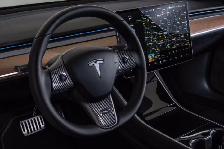 Giá Startech độ Tesla Model 3 khoảng 3.144 Euro (khoảng 85,4 triệu đồng) cho 1 gói độ, khách hàng cũng có thể mua riêng lẻ từng món trong gói. Cũng góp phần làm cho vẻ ngoài của Model 3 thú vị hơn là bộ la-zăng hợp kim Monostar M 20 inch được đánh bóng màu đen cá tính.