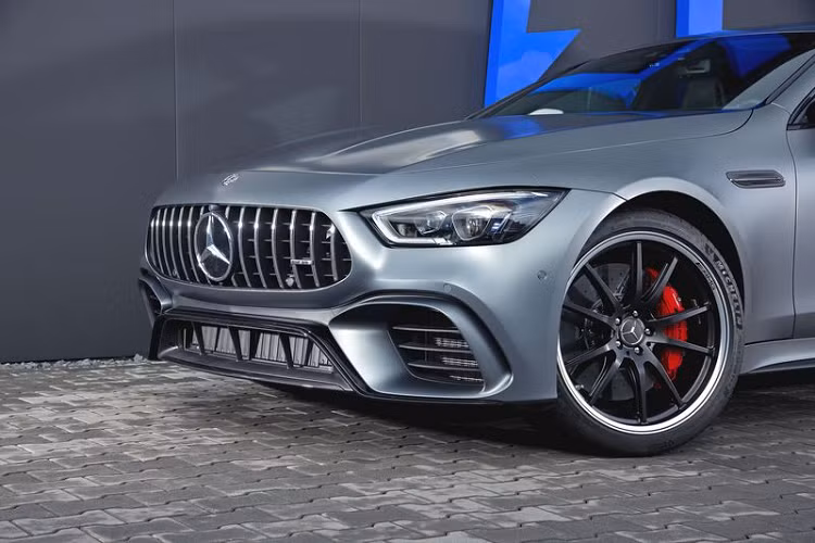 Xe còn được lắp đặt hệ thống xả mới với các ống xả độc đáo và điều chỉnh phần mềm ECU. Tất cả những điều trên giúp Mercedes-AMG GT 63 S mạnh tới 940 mã lực và có mô-men xoắn cực đại 1.278 Nm.