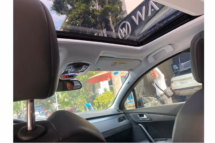 Ngoài ra, Peugeot 508 còn trang bị nhiều tiện nghi khác như: cửa sổ trời (hàng ghế trước), ngăn găng tay có chức năng làm mát, rèm che nắng cho hành khách phía sau,…