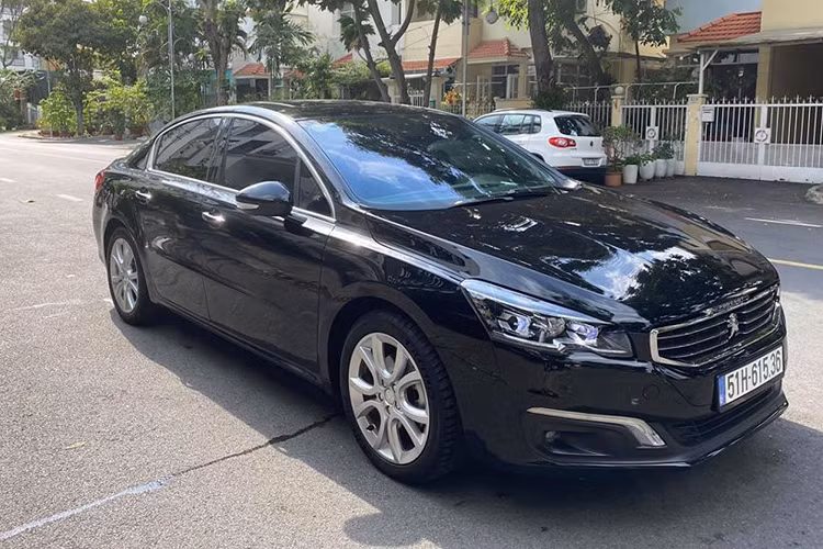 Xe đi kèm với nhiều hệ thống an toàn bao gồm loạt phanh phanh (ABS, EBD), chống trượt, hỗ trợ khởi hành ngang dốc, cân bằng điện tử, camera lùi hiển thị góc rộng, cảm biến xung quanh hỗ trợ đổ xe, tính năng cảnh báo điểm mù và 6 túi khí.