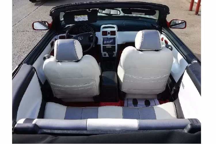 Được chào bán trên trang Facebook Marketplace với giá 7.500 USD, chiếc Camry Solara giả mạo BMW này đã đi được trên 174.000 km, và người bán có khẳng định rằng nó vẫn chạy tốt và không hề có lỗi động cơ gì. Nếu không có gì thay đổi, động cơ xe vẫn sẽ là máy V6 dung tích 3.0 lít của Toyota, một lựa chọn yếu hơn hẳn so với máy V10 dung tích 5.0 lít của M5 E60. Cũng cần nói rõ rằng khối động cơ này khá tai tiếng khi thường gây nên đèn báo lỗi “check engine” trên bảng đồng hồ.