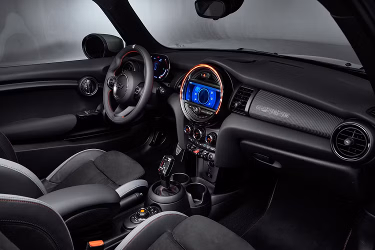 Cabin có nhiều trang bị cao cấp tương tự các phiên bản JCW khác của Mini. Khách hàng sẽ nhận được ghế da thiết kế kiểu thể thao ôm sát cơ thể người ngồi, hệ thống thông tin giải trí Connected Media với màn hình cảm ứng trung tâm, điều hòa tự động, cần số điện...