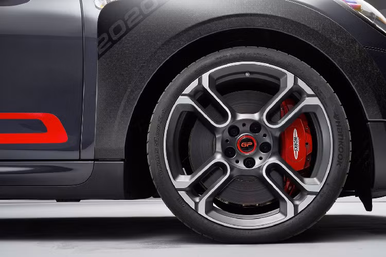 Mâm xe được làm từ hợp kim nhẹ và có kích thước 18 inch với tạo hình 8 chấu đơn cách điệu từ chữ J độc đáo. Bên trong là cụm phanh đĩa hiệu năng cao đường kính 360 mm đi cùng cùm phanh JCW màu đỏ nổi bật.