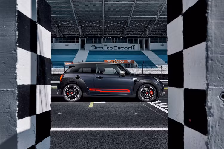 Tuy là một phiên bản hiệu năng cao nhưng Mini JCW GP không có hệ dẫn động 4 bánh toàn thời gian ALL4 mà vẫn dẫn động bằng cầu trước. Khả năng bức tốc của xe tương đối ấn tượng khi mất 5,2 giây để tăng tốc 0-100 km/h, trong khi đó vận tốc tối đa là 265 km/h.