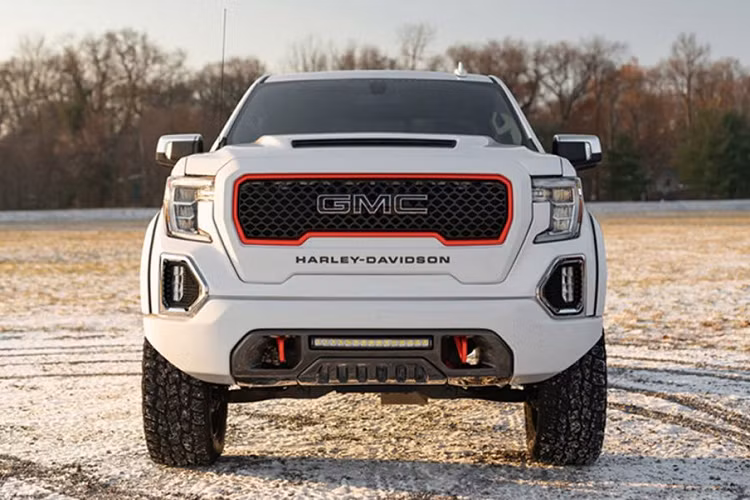 Giá xe GMC Sierra Harley-Davidson mới sẽ được bán ra ở mức 94.995 USD trước khi tính các loại thuế, phí cũng như tiền vận chuyển xe.