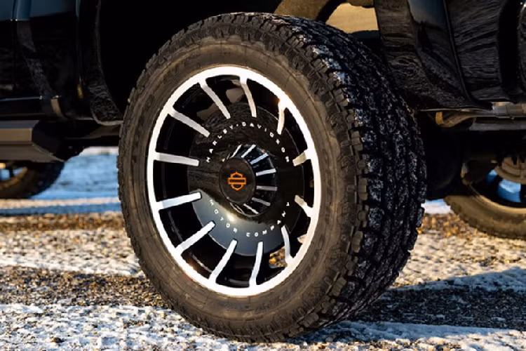 Về mặt hiệu suất, Tuscany Motor Company sẽ không can thiệp vào khoang động cơ của xe, chính vì thế, khối động cơ V8 5.0 lít, 3.0 lít V6, 6,2 lít V8,… sẽ vẫn giữ nguyên sức mạnh, sức kéo của mình. Sức mạnh vẫn được truyền đến bánh xe thông qua ba loại hộp số 6 cấp, 8 cấp, 10 cấp tùy vào chiếc xe mà khách hàng gửi đến Tuscany.
