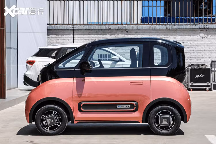 Bên cạnh đó, Baojun E300 2020 còn có trang bị hệ thống kết nối Huawei HiCar mới. Huawei là công ty công nghệ nổi tiếng với những sản phẩm mạng lưới 5G. Họ đang có bước tiến vào thị trường ôtô và Baojun E300 là mẫu xe đầu tiên sử dụng hệ thống của họ.