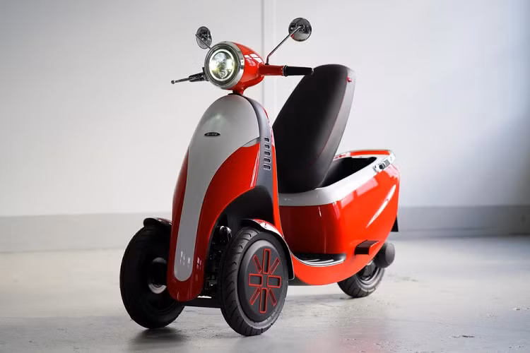 Ngoài việc giới thiệu mẫu Microlino mới, công ty Micro cũng đã ra mắt mẫu concept Microletta. Nó là một mẫu xe mô tô điện 3 bánh mà được phân loại chính thức là “tricycle” ở châu Âu. Đó là một điểm phân biệt quan trọng bởi có nghĩa rằng Microletta có thể đạt tốc độ 80 km/h và vẫn được vận hành mà không cần bằng lái mô tô. Thay vào đó, một bằng lái xe ô tô thông thường là đủ dùng.