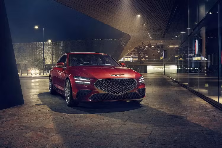 Genesis G70 2021 được trang bị vô số công nghệ an toàn. Có thể kể đến một số như:Hỗ trợ tiền va chạm phía trước (Forward Collision-Avoidance Assist - FCA); cảnh báo điểm mù (Blind-Spot Collision-Avoidance Assist - BCA); Cảnh báo an toàn trước khi mở cửa xe (Safe Exit Warning - SEW); tránh va chạm phía sau (Rear Cross-Traffic Collision-Avoidance Assist - RCCA); Ga tự động kết hợp định vị (Navigation-based Smart Cruise Control - NSCC); Hỗ trợ theo dấu làn đường (Lane Following Assist - LFA); Phanh đa va chạm (Multi Collision Brake - MCB); Cảnh báo quên hành khách sau xe (Rear Occupant Alert - ROA); Đèn dẫn đường (Back-up guide lamp)