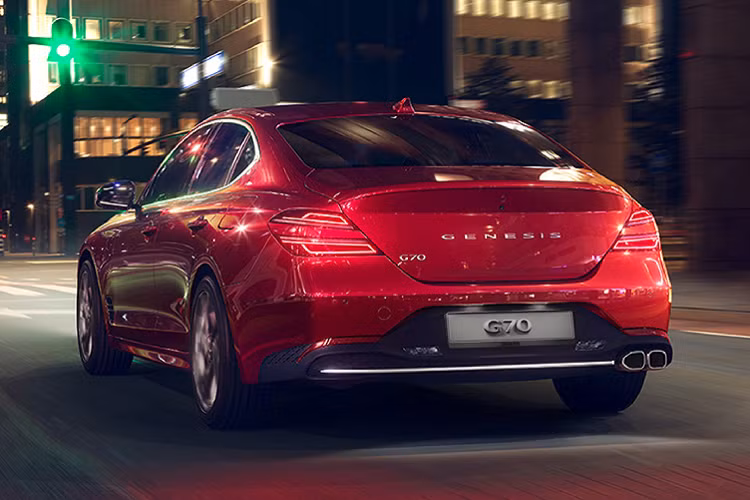 Thân xe Genesis G70 thế hệ mới được nhấn mạnh bằng đường dập thân vai và góc kính hất lên. Hoàn thiện thiết kế là bộ mâm họa tiết mới với kẹp phanh đỏ ẩn hiện. Viền ốp ống xả cũng có màu đỏ. Nắp khoang hành lý được hoàn thiện như là đã gắn sẵn cánh lướt gió. Dưới cản là hệ thống 2 ống xả hình oval đi cùng bộ khuếch tán không khí. Được biết, khách hàng của dòng xe này có đến 14 màu sắc ngoại thất để lựa chọn. Trong đó có 2 tùy chọn màu metallic (ánh kim loại) và 3 tùy chọn màu matte (màu nhám mờ).
