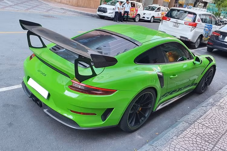 Gói độ của TechArt dành cho 911 GT3 RS bao gồm nhiều bộ phận làm từ sợi carbon như nắp ca-pô, viền hốc gió trước, ốp sườn, viền hốc hút gió bên hông, cánh gió sau và nắp động cơ.