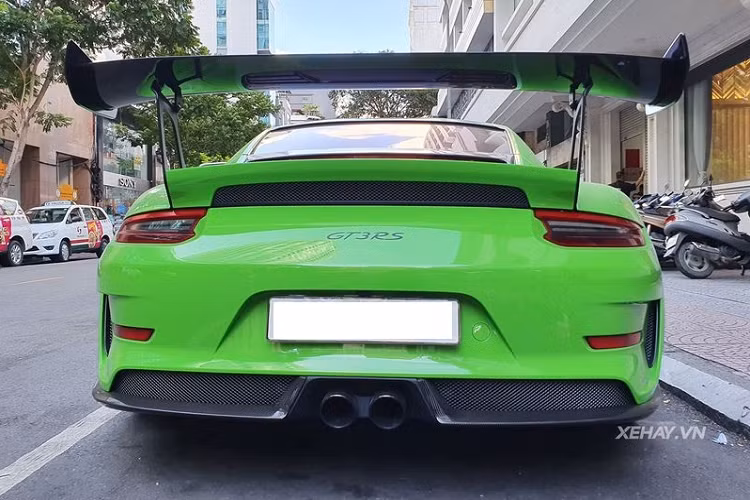 Sức mạnh của Porsche 911 GT3 RS mới đến từ khối động cơ hút khí tự nhiên 4.0L sản sinh 520 mã lực và 470Nm mô-men xoắn cực đại, kết hợp với hộp số ly hợp kép 7 cấp, siêu xe thể thao chỉ cần 3,2 giây để tăng tốc từ 0 - 100 km/h, trước khi cán tốc độ tối đa 312 km/h.
