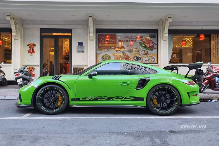 Giá xe Porsche 911 GT3 RS 2019 chính hãng được niêm yết 13,95 tỷ đồng, tuy nhiên, siêu xe trong bài viết chắc chắn có giá cao hơn nhiều, không chỉ bởi màu sơn tùy chọn, mà còn do xe đã được nâng cấp với gói độ TechArt Carbon Sport Package sau khi về tay chủ nhân. Chi tiết giá của gói độ đến nay vẫn chưa được công bố.