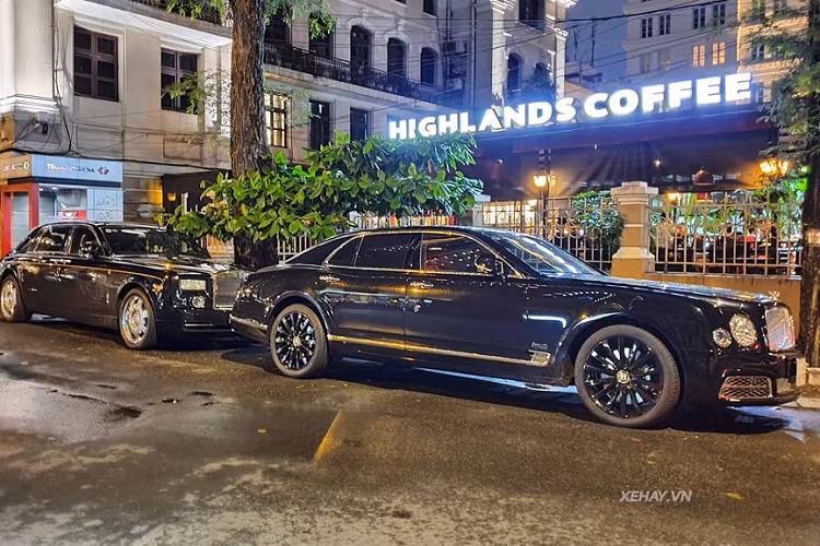 Bên cạnh đó, không gian nội thất trên Mulsanne W.O. Edition cũng là 1 điểm khác biệt rõ rệt. Chi tiết nổi bật đầu tiên chính là tủ pha cocktail phát sáng với họa tiết gợi liên tưởng đến lưới tản nhiệt ma trận và cụm đèn pha của 8 Litre.