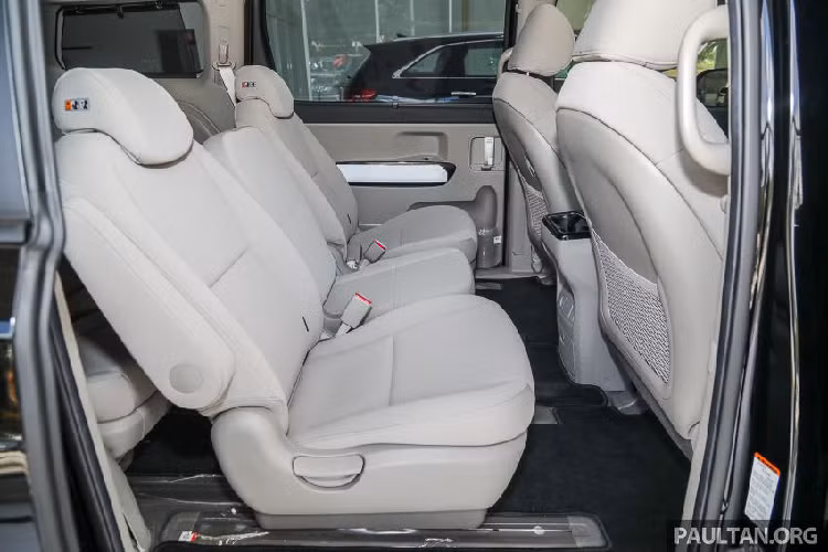 Các trang bị an toàn trên xe cũng đa dạng gồm: Hệ thống cân bằng điện tử ESC, Hệ thống kiểm soát lực kéo TCS, Khởi hành ngang dốc HAC, Phanh ABS, cảnh báo điểm mù, camera lùi (tiêu chuẩn), nhưng không có cam 360. Giá xe Kia Sedona 2020 bản 11 chỗ tại thị trường Malaysia từ 179.888 RM (khoảng 967 triệu đồng).