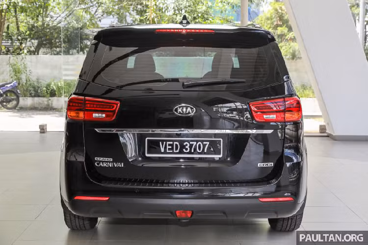 Một số trang bị trên xe bao gồm: audio, kết nối Bluetooth, ga tự động, camera lùi, điều hòa nhiệt độ 3 vùng khí hậu, màn hình cụm đồng hồ, màn hình thông tin cảm ứng 7 inch tương thích Apple CarPlay và Android Auto. Xe có khả năng kết nối đa dạng từ Bluetooth, USB, audio, MP3 đến radio...