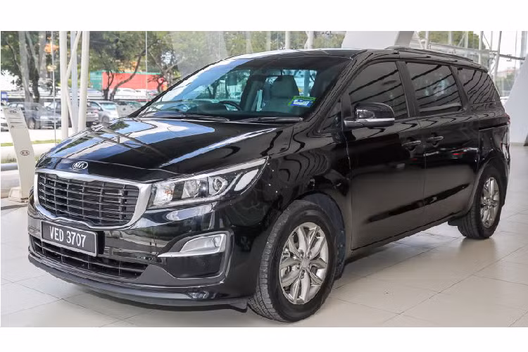 Phiên bản 11 chỗ của Kia Sedona thế hệ mới (hay còn có tên gọi khác là Kia Grand Carnival) đã chính thức có mặt tại thị trường Malaysia. Với cấu hình 11 chỗ và động cơ 2.2D, đây có thể là xe được nhập khẩu từ Việt Nam.
