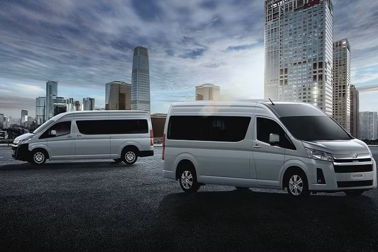Theo một số nguồn tin rò rỉ, Toyota Việt Nam đang chuẩn bị cho kế hoạch ra mắt hai mẫu xe bao gồm Hiace và Granvia 2020 tại thị trường trong nước. Bản báo giá sơ bộ của cả hai mẫu xe hiện đã được gửi tới phía đại lý và dự kiến sẽ bắt đầu cho khách đặt cọc xe từ tháng 4 này. Mức giá cụ thể cho mẫu Toyota Hiace 2020 mới được ấn định ở mức 1,176 tỷ đồng, tức cao hơn so với phiên bản trước tới 177 triệu đồng.