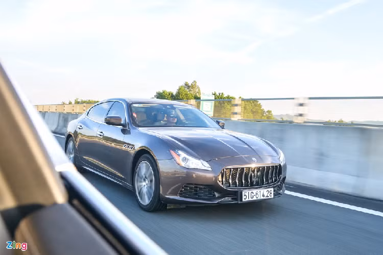 Mẫu xe sang Maserati Quattroporte là một trong 2 mẫu sedan 5 chỗ ngồi đang được phân phối chính hãng tại Việt Nam. Nếu như mẫu sedan Ghibli tập trung vào cảm giác lái thể thao, năng động thì Quattroporte lại hướng đến sự thoải mái, êm ái cho người ngồi hàng ghế sau. 