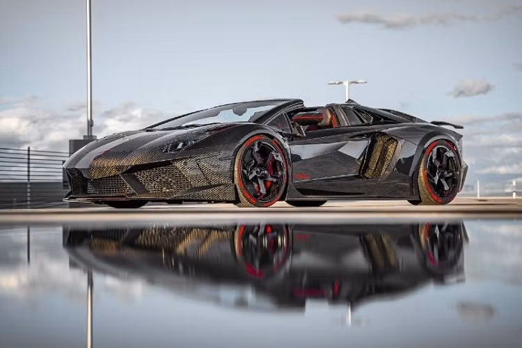 Vậy, với gần 1 triệu USD trong tay, bạn sẽ chọn một chiếc Aventador với ngoại thất hoàn toàn bằng sợi carbon với chỉ 3 chiếc trên thế giới? Hay thay vào đó, chọn một chiếc hypercar đã qua sử dụng với mức giá tương đương?